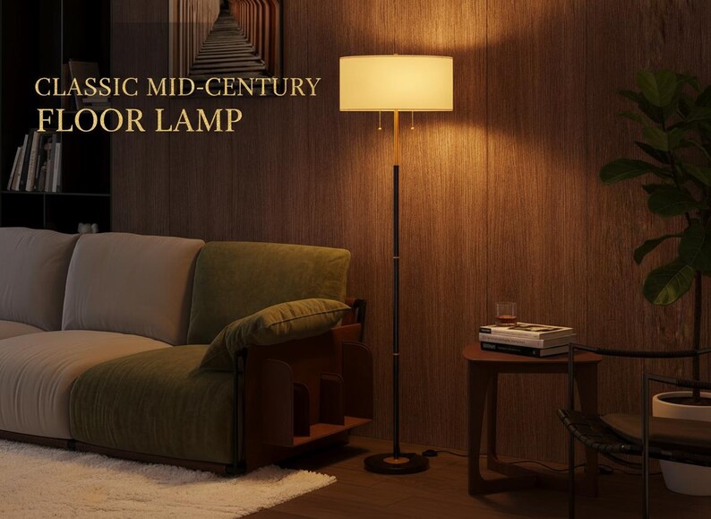 Pu&ograve; includere: Una classica lampada da terra di met&agrave; secolo con paralume rettangolare. La lampada ha un palo nero con dettagli dorati e una base rotonda. Il testo "CLASSIC MID-CENTURY FLOOR LAMP" &egrave; visibile.