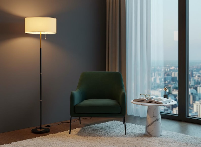 Pu&ograve; includere: Una scena di soggiorno moderno con una poltrona verde scuro, un tavolino con piano in marmo e una lampada da terra nera con paralume color crema. Una grande finestra offre una vista sulla citt&agrave; e un soffice tappeto bianco aggiunge consistenza.