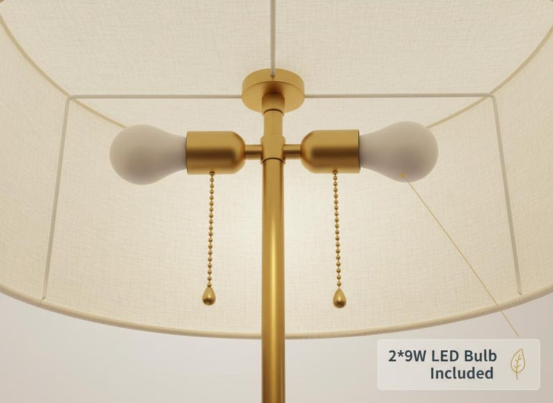 Pu&ograve; includere: Una lampada color oro con un paralume color crema. La lampada ha due lampadine e catenelle. Il testo "2*9W LED Bulb Included" &egrave; visibile nell'angolo in basso a destra. La lampada &egrave; progettata per uso interno.