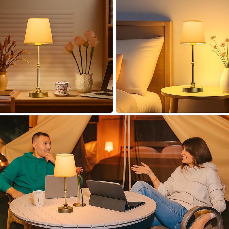K&ouml;nnte beinhalten: Eine kleine, goldfarbene Tischlampe mit beigem Lampenschirm. Die Lampe hat einen schlanken, verzierten Fu&szlig; und ein klassisches Design. Das Bild zeigt die Lampe in verschiedenen Umgebungen, darunter ein Schlafzimmer und ein Au&szlig;entisch, was auf Vielseitigkeit hindeutet.