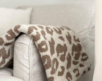 Teddy plush dog blanket Leo | thick cuddly blanket 320 g/m2 | soft, warm & handmade for your dog