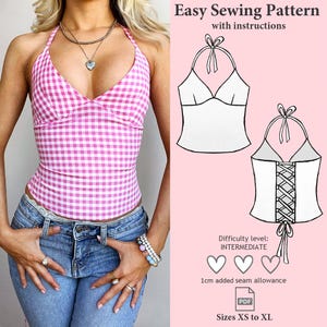 Könnte beinhalten: Ein rosa-weißes Gingham-Halter-Top mit V-Ausschnitt. Das Bild enthält ein Schnittmuster-Diagramm mit einer Vorderansicht und einer Rückansicht mit Schnürung. Der Text lautet Easy Sewing Pattern with instructions, Difficulty level: INTERMEDIATE, 1cm added seam allowance, PDF und Sizes XS to XL.