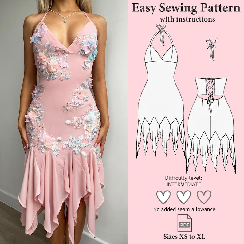 Pode incluir: Um vestido rosa claro com decote em V, al&ccedil;as de pesco&ccedil;o e aplica&ccedil;&otilde;es florais 3D em tons pastel. A bainha apresenta um estilo de len&ccedil;o. Ao lado, um diagrama de molde de costura mostra as vistas frontal e traseira com o texto Easy Sewing Pattern.