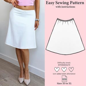 Może przedstawiać: Biała spódnica do kolan z małą kokardką w pasie. Obraz zawiera cyfrową ilustrację wykroju krawieckiego z tekstem Easy Sewing Pattern with instructions, Difficulty level: INTERMEDIATE, 1cm added seam allowance oraz Sizes XS to XL.
