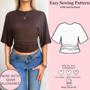 Puede incluir: Se muestra un top marrón con mangas cortas y cintura fruncida. La imagen incluye un diagrama de patrón de costura y el texto "Easy Sewing Pattern with instructions". El nivel de dificultad es intermedio y las tallas van de XS a XL. También es visible el texto "Now with seam allowance".