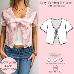 Puede incluir: Una blusa rosa con estampado floral, ribete de encaje y cierre de lazo. La imagen también muestra un patrón de costura con el texto "Easy Sewing Pattern" y "Tallas XS a XL". El nivel de dificultad es intermedio.