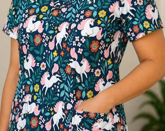 Blusa médica con estampado floral de unicornio – 100 % algodón / Ropa de trabajo divertida y cómoda / Blusa médica con cuello en V para mujer