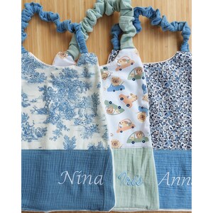 Embroidered elasticated lunch napkin for preschool – Matching drawstring bag – Jouy patterns – Bamboo terry cloth – Back to school – Choice of fabrics and embroidery
