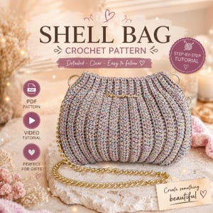 Puede incluir: Un bolso de concha de ganchillo multicolor con una cadena dorada. El bolso tiene una textura acanalada y una barra dorada en la parte superior. La imagen incluye el texto "Shell Bag Crochet Pattern" y "Detailed, Clear, Easy to follow".