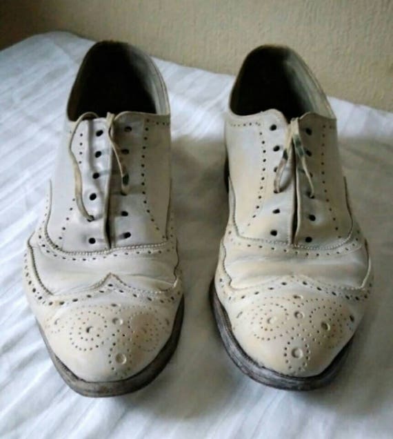 1920s 1930s Big Vogue men's white wing tip shoes o