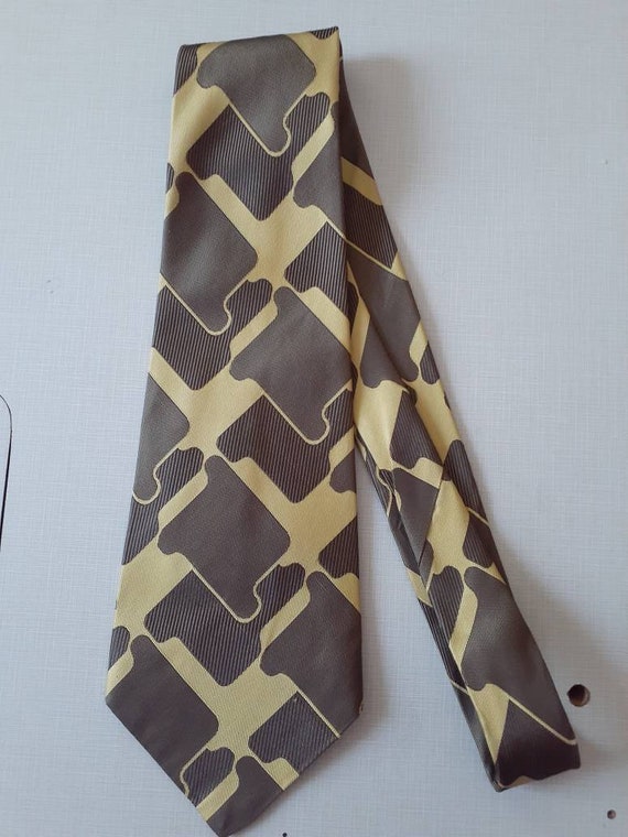 1970s vintage wide Armando graphic necktie gold an