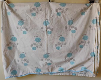 Sábana plana matrimonial Wamsutta vintage de los años 50, color blanco roto, 100% algodón, con rosas azules y cinta.