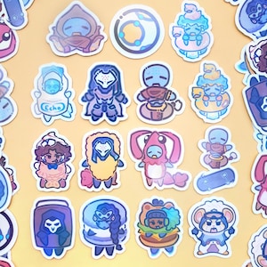 Puede incluir: Una colección de pegatinas de vinilo troqueladas con varios personajes de dibujos animados e iconos en tonos azules, morados y naranjas. Los diseños incluyen figuras con disfraces, un monopatín y logotipos circulares con el texto Echo visible.