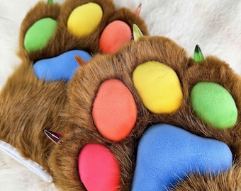 Zampe d'orso pelose: guanti da cosplay fatti a mano
