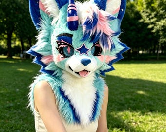 Könnte beinhalten: Ein farbenfroher Fursuit-Kopf mit einem Einhornhorn, in Blau-, Rosa- und Türkistönen. Das Design beinhaltet ein Sternmotiv und große, ausdrucksstarke Augen. Der Fursuit ist Teil eines kompletten Kostüms mit passendem Schwanz und Weste.