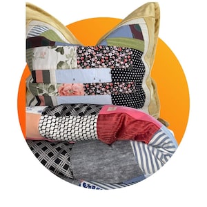 Könnte beinhalten: Ein quadratisches Zierkissen mit einem Patchwork-Design aus verschiedenen Stoffen, darunter Blumenmuster, schwarz-weiße Punkte, Streifen und einfarbige Texturen. Das Kissen ist mit einem senfgelben Samtrand eingefasst und hat ein kleines Stoffetikett.