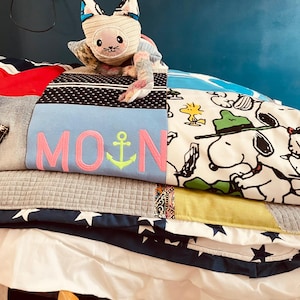 Tagesdecke Personalisiert aus Kleidung Erinnerungsdecke aus getragenen Textilien | Handmade Patchwork Quilt nach Wunschmaß , Omas Decke