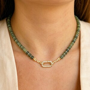 Halsband med naturlig grön jadepärlor, Harmoni, Välstånd, Lycka till, Guldpavékarbinhake, Elegant halsband, Halsband i lager-på-lager