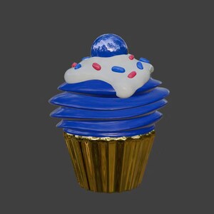 Puede incluir: Un cupcake azul y blanco con un forro de cupcake dorado. El cupcake est&aacute; cubierto con glaseado blanco y chispas azules y rosas.