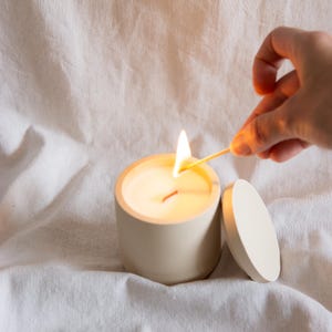 Handmade Candle with &quot;Clara&quot; Lid | Made with vegan soy wax and a crackling wooden wick | Minimalist design decor