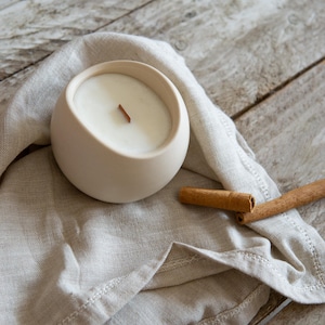Cinnamon-scented soy candle with a wooden wick | Handmade, eco-friendly wax gift candle in an eco-friendly resin bowl in neutral colors