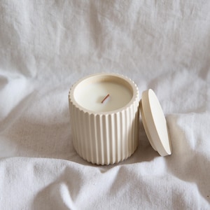 Handmade vegan candle in a bowl with a lid, &quot;Julia&quot; | Soy wax candle with a crackling wooden wick | Minimalist design decor
