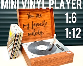 Tocadiscos de vinilo en miniatura con 13 discos. Idea de regalo para el Día de San Valentín. Escalas 1:6 y 1:12. Descarga instantánea. Objetos de colección. Casa de muñecas.