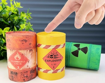 Plantillas PDF de barriles de papel en miniatura inspirados en Half-Life, escala 1/6 y 1/12. Barriles explosivos, tóxicos e inflamables para dioramas, casas de muñecas y juegos.