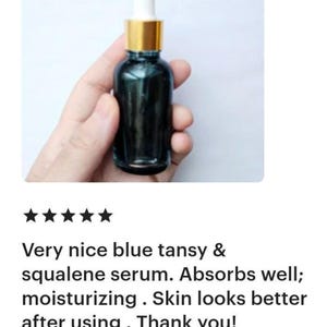 Pu&ograve; includere: Un piccolo flacone contagocce in vetro blu scuro contenente siero liquido. Il flacone presenta un collare color oro e un tappo contagocce in gomma bianca. Il contenitore &egrave; progettato per erogare prodotti per la cura della pelle e ha una forma cilindrica.