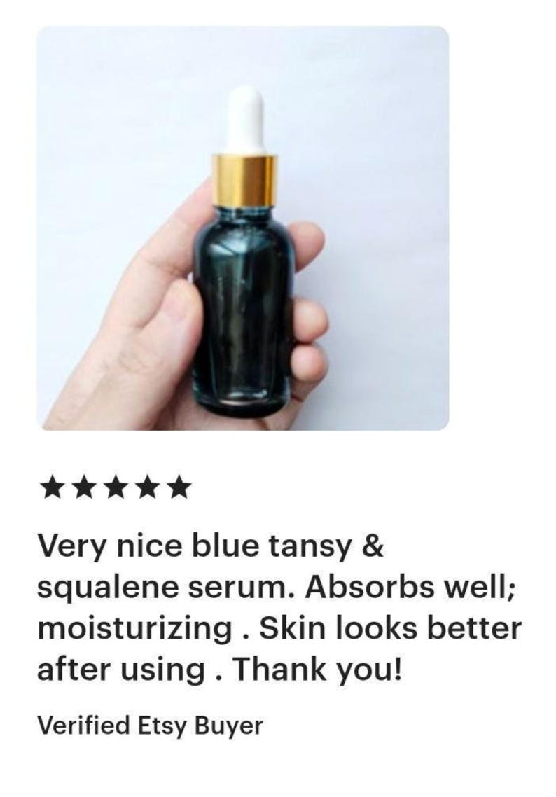 Pu&ograve; includere: Un piccolo flacone contagocce in vetro blu scuro contenente siero liquido. Il flacone presenta un collare color oro e un tappo contagocce in gomma bianca. Il contenitore &egrave; progettato per erogare prodotti per la cura della pelle e ha una forma cilindrica.