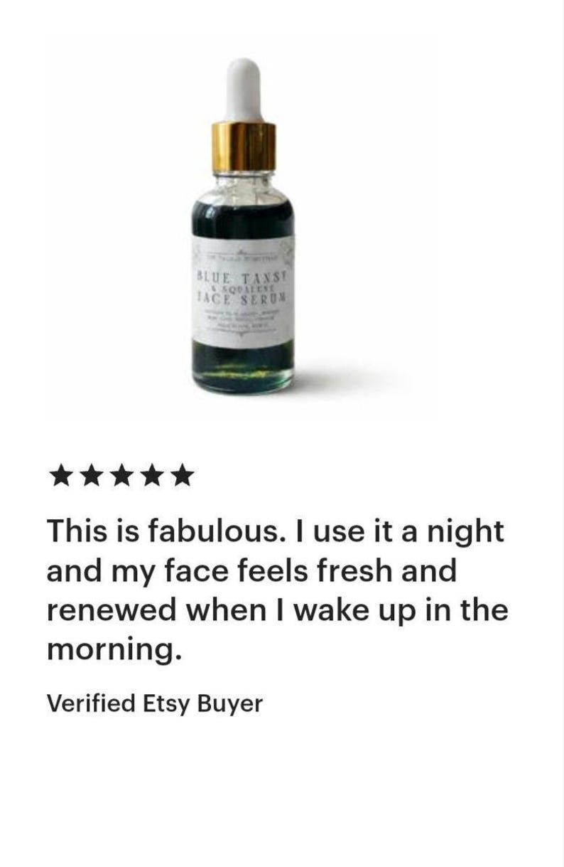 Pu&ograve; includere: Un flacone contagocce in vetro trasparente contenente un liquido blu scuro, sormontato da un collare dorato e da un bulbo in gomma bianca. L'etichetta bianca riporta il testo Blue Tansy & Squalane Face Serum in caratteri neri sul davanti.