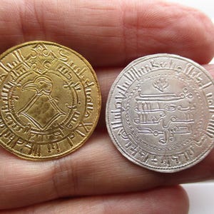 Prinzessin Olga Falke + Kreuz Wikinger Kyiv Rus Nachahmung Silber Dirham von Nasr bin Ahmad circa 950 n.Chr.