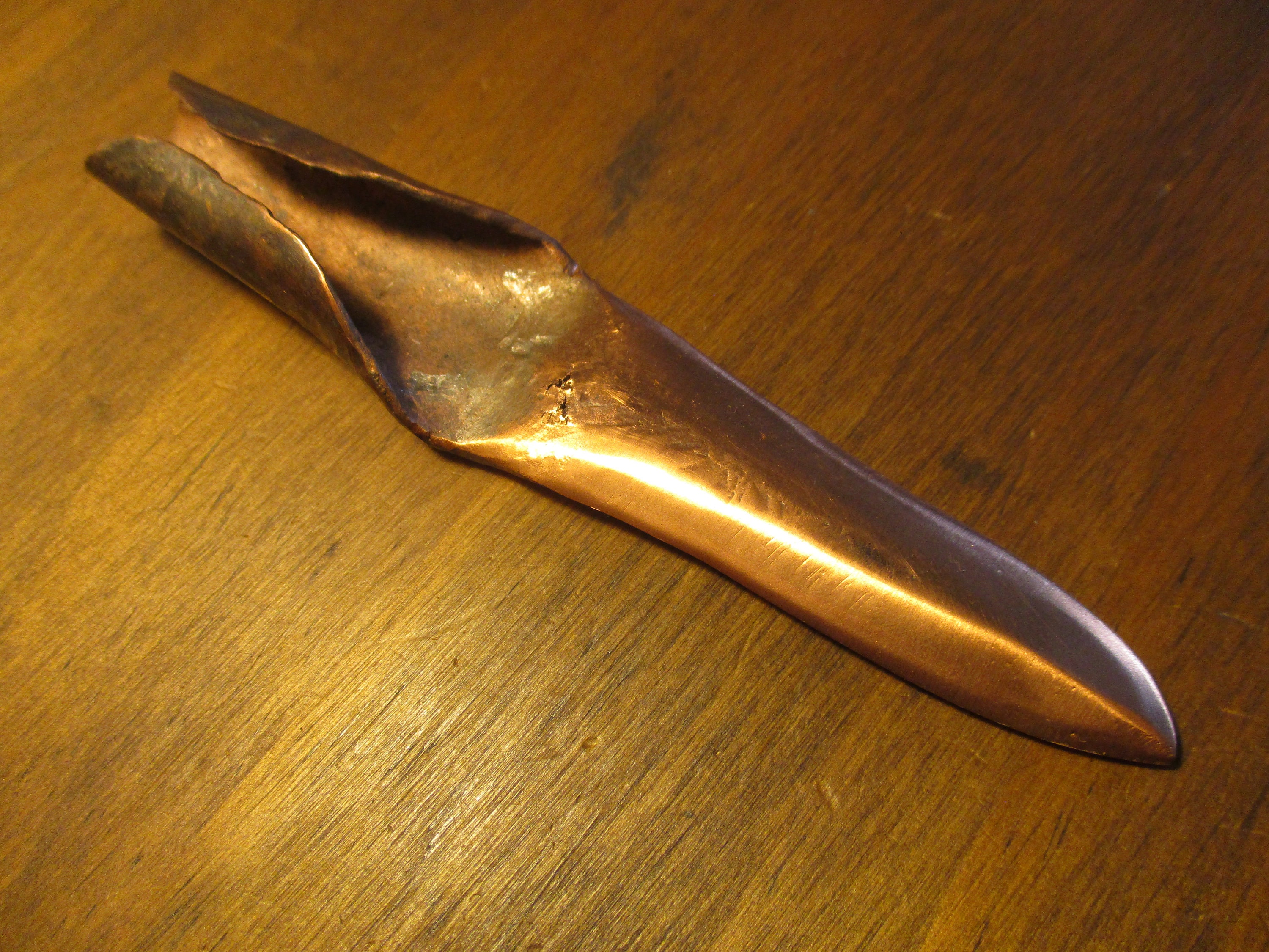 青銅器？鉄器？ 銅の槍の先端 ソケット付き卵形、革とピッチ付き、銅器時代前青銅器