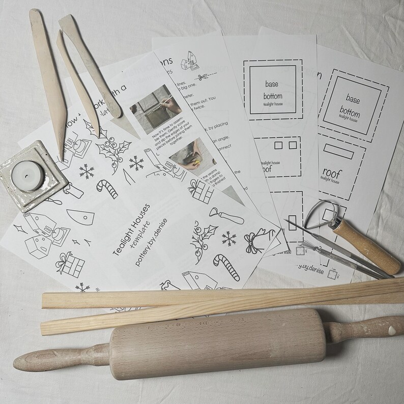 Op de afbeelding: Een set instructies voor het maken van theelichthuisjes van klei. De instructies omvatten een sjabloon, een lijst met materialen en stapsgewijze instructies. De afbeelding toont ook een deegroller, een klei-gereedschap en een kleine kaarsenhouder.