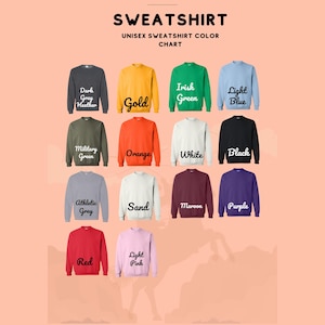 Puede incluir: Una tabla de colores que muestra 15 colores diferentes de sudaderas. Los colores incluyen gris oscuro jaspeado, dorado, verde irland&eacute;s, azul claro, verde militar, naranja, blanco, negro, gris deportivo, arena, granate, morado, rojo, rosa claro.