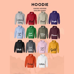 Puede incluir: Carta de colores para sudaderas con capucha unisex que muestra 15 colores diferentes, incluyendo gris deportivo, rojo, arena, morado, azul claro, verde irland&eacute;s, verde militar, marr&oacute;n, negro, gris oscuro jaspeado, rosa claro, dorado, naranja y blanco.