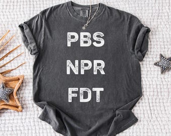 Comfort Colors® Anti-Trumpf-Shirt, Unterstützung für den öffentlichen Fernsehen, T-Shirt wider Tyrannei, NPR PBS Politisches Grafik-Hemd