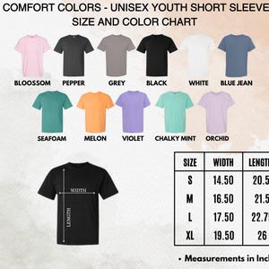 K&ouml;nnte beinhalten: Eine Farbkarte f&uuml;r Unisex-Jugend-T-Shirts mit kurzen &Auml;rmeln. Die Karte zeigt verschiedene Farben, darunter Blossom, Pepper, Grey, Black, White und Blue Jean. Weitere Farben sind Seafoam, Melon, Violet, Chalky Mint und Orchid. Die Ma&szlig;e sind in Zoll.