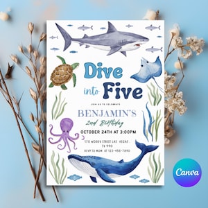 Puede incluir: Una invitación de cumpleaños con temática marina, con ilustraciones de animales marinos como un tiburón, una tortuga y una ballena. El texto de la invitación dice "Dive into Five" e incluye los detalles del cumpleaños de Benjamín, el 24 de octubre a las 3:00 PM.