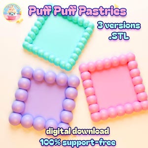 Op de afbeelding: Drie vierkante frames in pastelkleuren blauw, roze en paars. Elk frame heeft een rand van afgeronde vormen. De tekst op de afbeelding luidt "Puff Puff Pastries", "3 versies", ".STL", "digitale download" en "100% support-free".