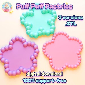 Op de afbeelding: Drie stervormige ontwerpen in pastelkleuren blauw, roze en paars. Elk ontwerp heeft een rand van kleine, afgeronde vormen. Tekst bevat "Puff Puff Pastries", "3 versies .STL", "digitale download" en "100% support-free".