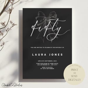 Puede incluir: Tarjeta de invitación negra con texto blanco e ilustración de lazo. La tarjeta dice "fifty" en cursiva, con detalles para una celebración de cumpleaños, incluyendo el nombre "Laura Jones", fecha, hora y lugar. También hay una opción de descarga digital.