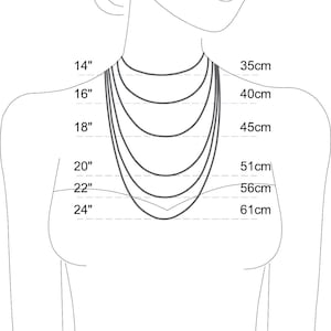Op de afbeelding: Een diagram dat de lengtes van kettingen op een persoon illustreert. De afbeelding toont kettingen van 14", 16", 18", 20", 22" en 24" met bijbehorende centimeter maten van 35cm, 40cm, 45cm, 51cm, 56cm en 61cm.