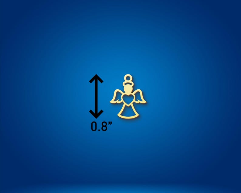 Op de afbeelding: Een goudkleurige engel-bedel met een hartvormig midden, vleugels en een halo. De bedel is ongeveer 2 cm hoog. De achtergrond is een blauwe gradi&euml;nt.