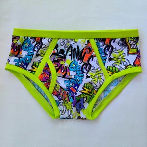 メンズ グラフィティ ブリーフ – ストリート アート アンダーウェア – ネオンライム コットン ストレッチ ブリーフ – 彼への面白いアーバン スタイル ギフト。