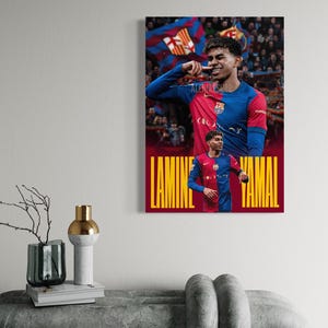 Peut inclure: Une affiche encadrée représentant un joueur de football en maillot bleu et rouge. L'affiche porte le texte "Lamine Yamal" en lettres jaunes. L'arrière-plan montre une foule et des drapeaux.