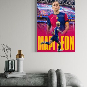 Peut inclure: Une affiche représentant une joueuse de football féminine portant un uniforme bleu et rouge avec le texte "MAPILEON" en lettres jaunes sur un fond rose.