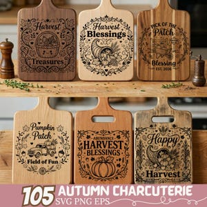 Könnte beinhalten: Sechs rechteckige Holzschneidebretter mit Griffen, jedes mit lasergravierten herbstlichen Illustrationen und Texten wie Harvest Treasures, Harvest Blessings, Pick of the Patch, Pumpkin Patch Field of Fun und Happy Harvest versehen.