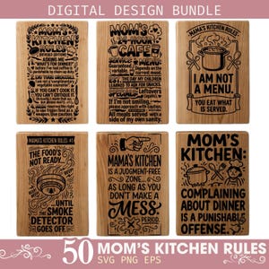 Puede incluir: Un paquete de diseño digital con seis tablas de madera rectangulares con texto e ilustraciones en negro. Los diseños incluyen frases como Mom's Kitchen Rules, Mom's 24-Hour Cafe, I Am Not A Menu, The Food's Not Ready, Judgment-Free Zone y Punishable Offense.