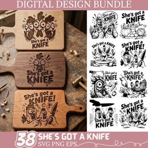 Op de afbeelding: Een digitale designbundel met houten snijplanken en grafische illustraties met de zin "She's got a KNIFE". De planken hebben een handvat en zijn gegraveerd met cartoonkippen. Ook inbegrepen zijn zwart-wit illustraties van kippen met messen.
